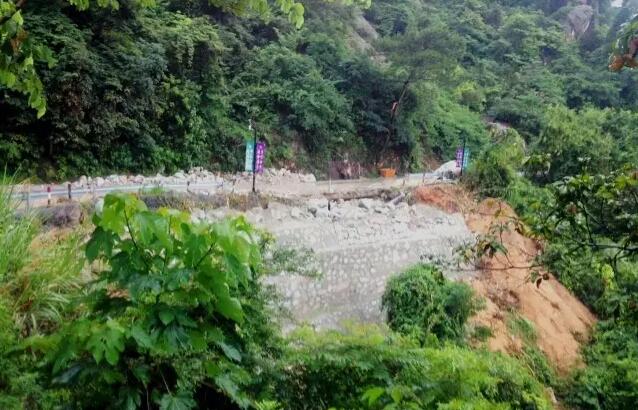 花都芙蓉嶂上山道路塌方封路 预计三天后解封